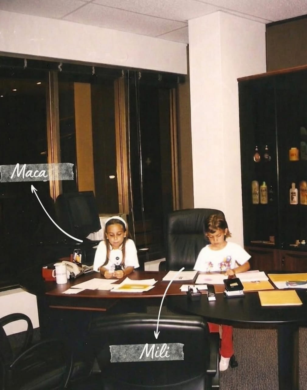 Maca y Mili de chicas, en la oficina del laboratorio